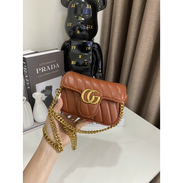 Túi Đeo Chéo Trần Vạch Logo Vàng Nổi Màu Nâu