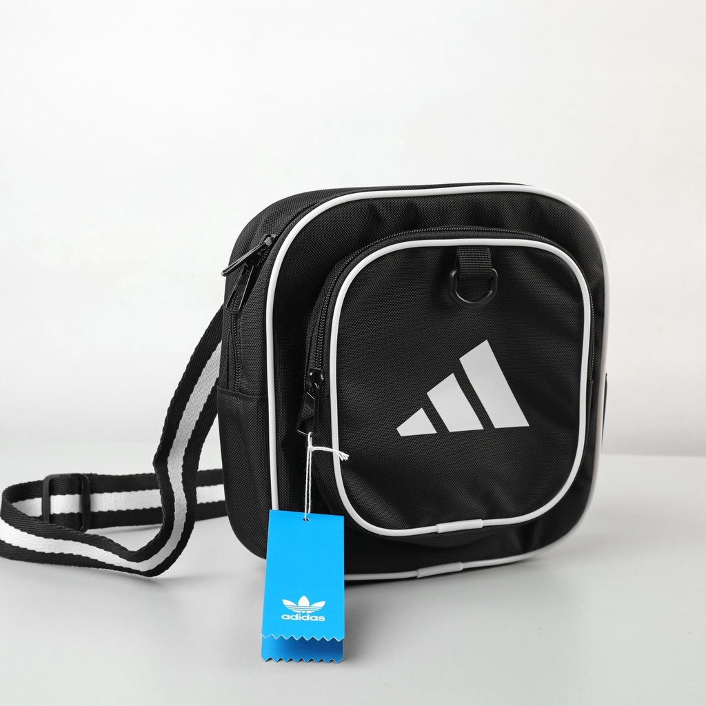 Balo Adi das Stadium size 45 x 30 cm - mẫu ấn tượng bởi đường gân trắng tạo khung, nên balo cứng cáp
