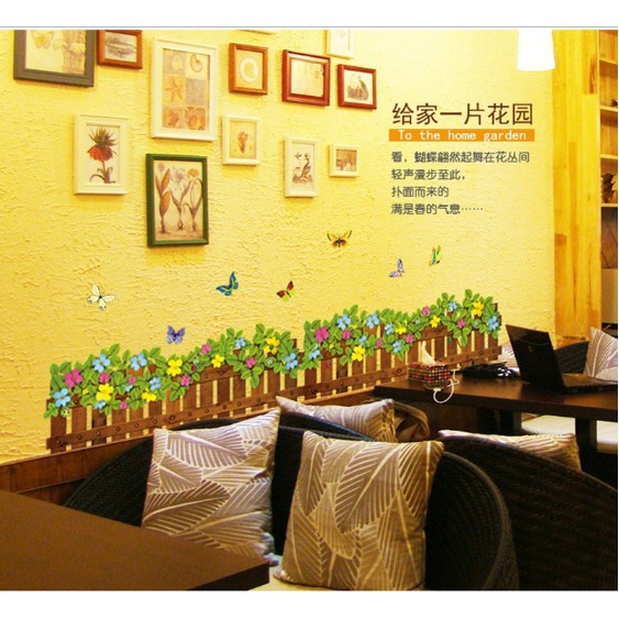 Decal trang trí chân tường hàng rào gỗ Hoa sắc màu và bướm