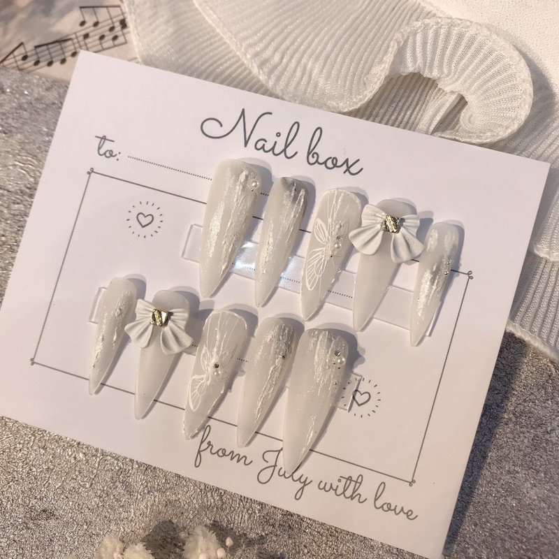 Nail Box Thiết Kế Màu Trắng Nail Cô Dâu Móng Giả Dài Nhọn Đính Nơ nb099 julynails.vn