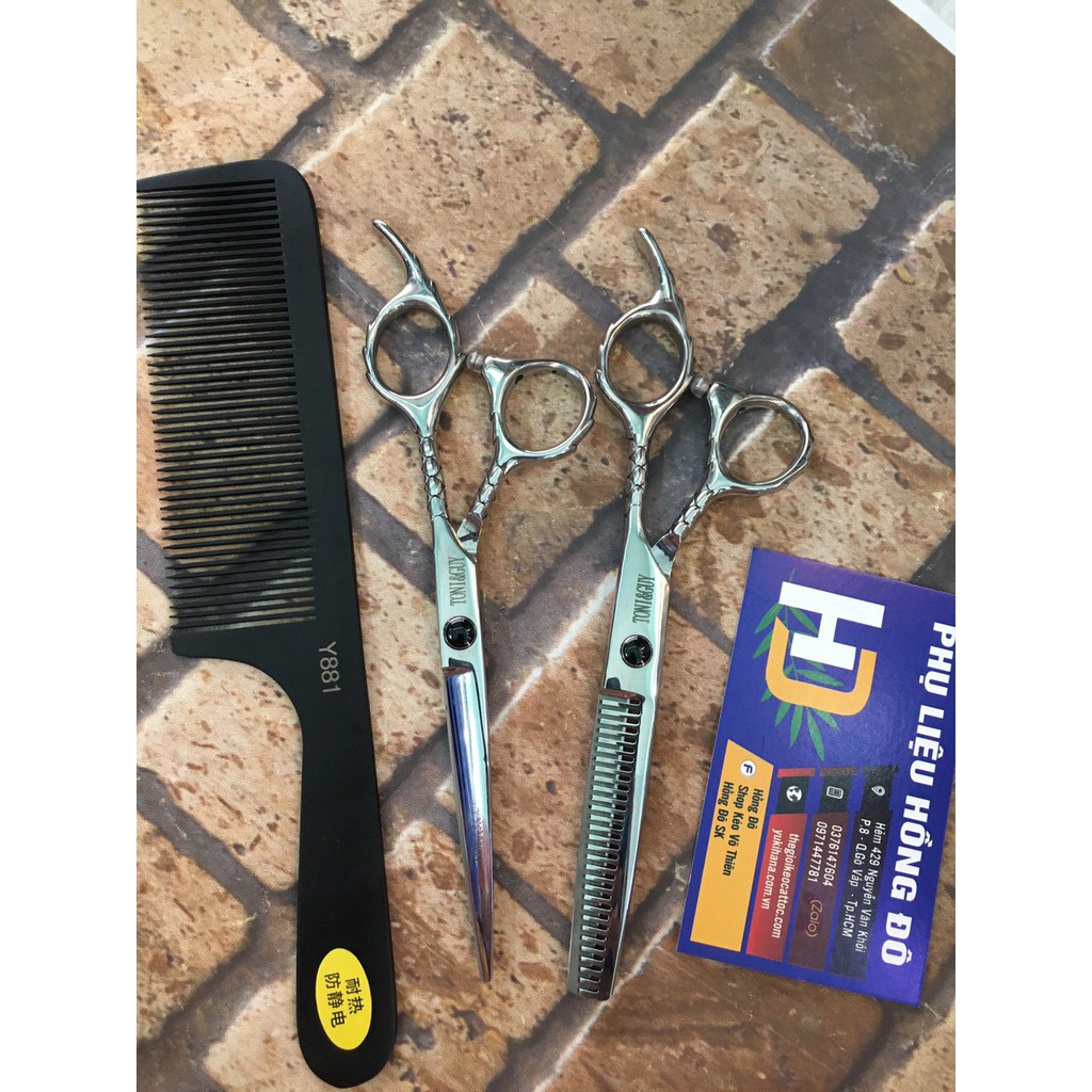 Kéo cắt tóc học viên