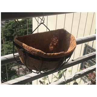 1 Giỏ Treo Sắt Ốp Tường Đi Kèm Với Miếng Lót Sơ Đừa Kích Thước 25x16x23cm