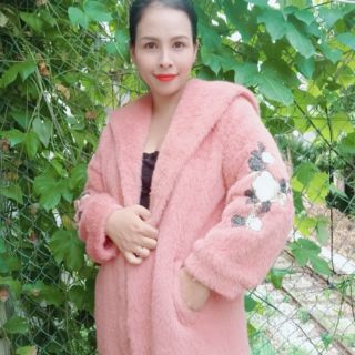 Áo len lông thỏ dáng dài . Lông thật 100%. Thêu trực tiếp  trên lông . Chất len lông mềm mịn