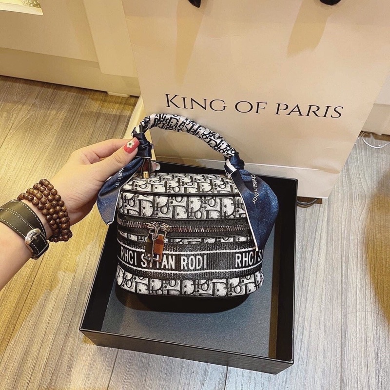 Túi Cốp D.I.O.R Thổ Cẩm Kèm Khăn Lụa, Túi Xách Nữ Đeo Chéo Sang Chảnh