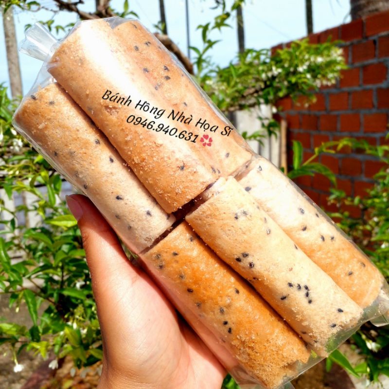 Bánh quế cuộn mè tuổi thơ thơm giòn.