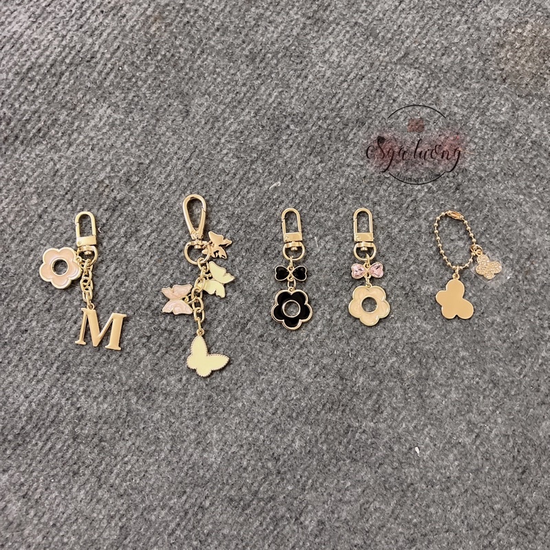 charm treo túi hoạ tiết