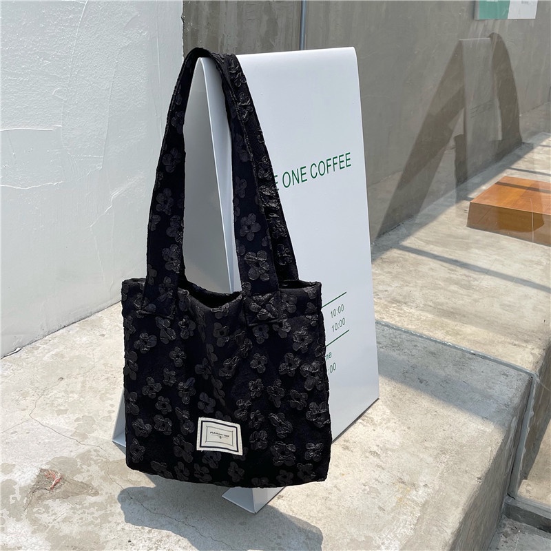 Túi tote nhỏ họa tiết hoa nhí in nổi vintage (màu đen)