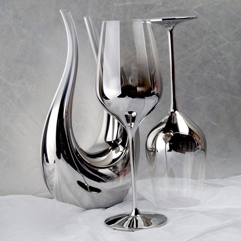 Bình thở và ly rượu vang màu ánh bạc và ánh vàng cao cấp