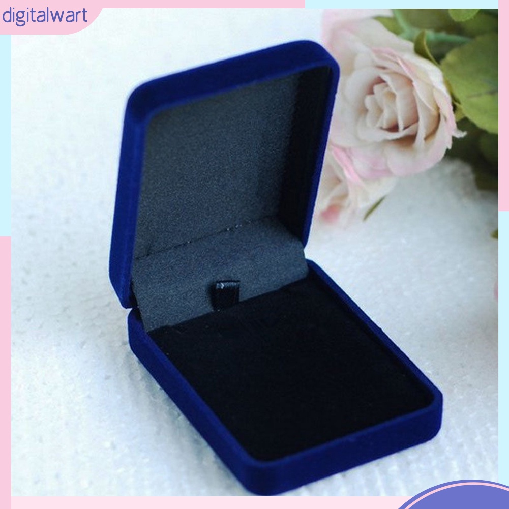Hộp đựng trang sức bằng chất liệu nhung kiểu dáng đơn giản tiện dụng