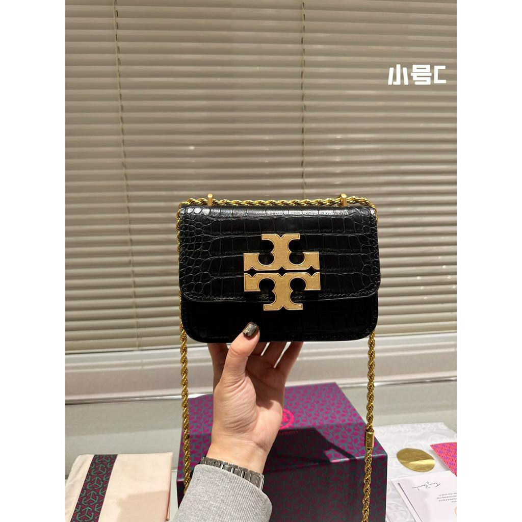 Túi xách Tory Burch tag vàng nhiều màu cả da trơn và da dập vân.