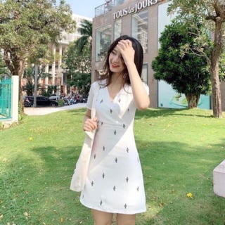 Váy cổ đắp chéo