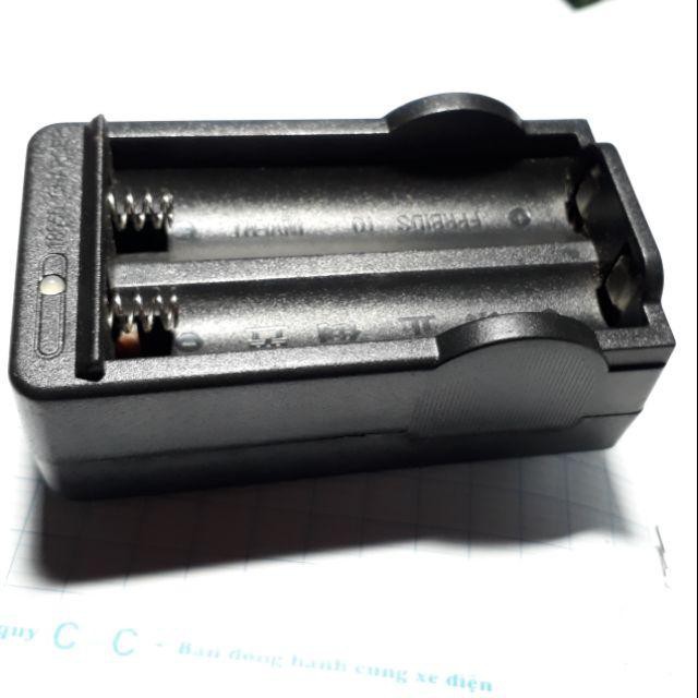 ☼Giá Hủy Diệt☼ Cục sạc pin rời điện thế  3v7 4v2 loại sạc được 2 pin