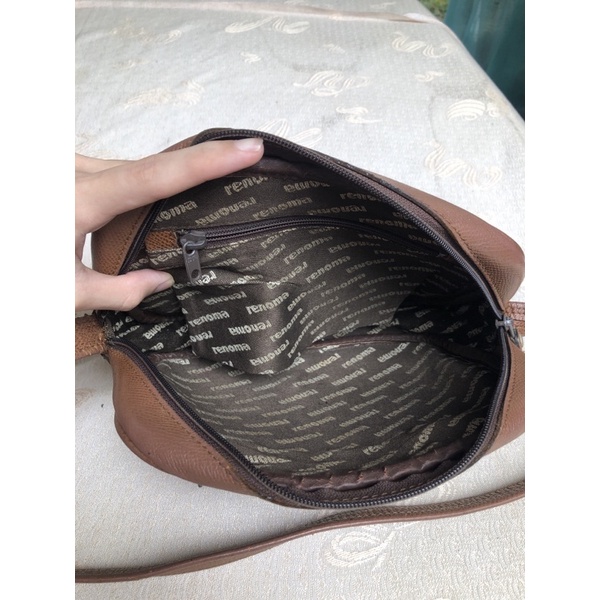 Túi có lỗi nhẹ rạn da dây quai. Khách vui lòng xem hình nếu muốn biết thêm thông tin sản phẩm mời khách vô chat. Thanks.