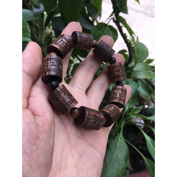 Vòng trầm hương sánh chìm khắc chú Tây Tạng