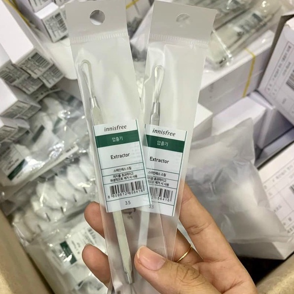 Cây nặn mụn hai đầu Innisfree EXTRACTOR
