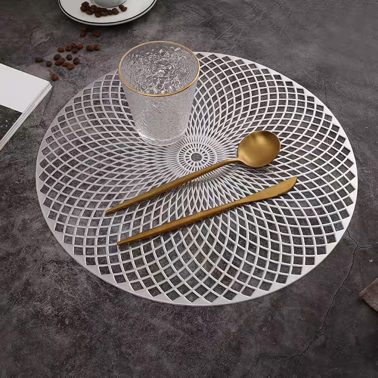 Tấm lót bàn ăn, lót lọ hoa, placemat, nhựa dẻo màu bạc và vàng, đường kính 38cm, xinh, rẻ, tiện lợi