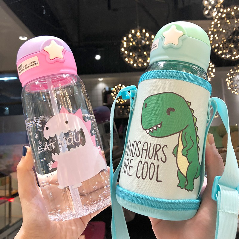 Bình đựng nước cho bé đi học, bình nước kèm túi đựng có dây đeo 700ml chịu nhiệt tốt kèm ống hút cho bé