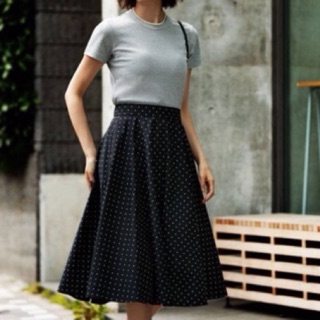 Chân váy chấm bi Uniqlo