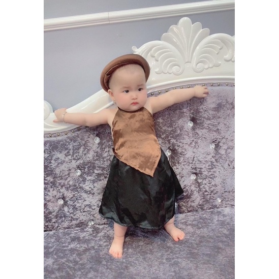 Yếm nâu xinh cho bé Gồm có yếm, mấn và chân váy