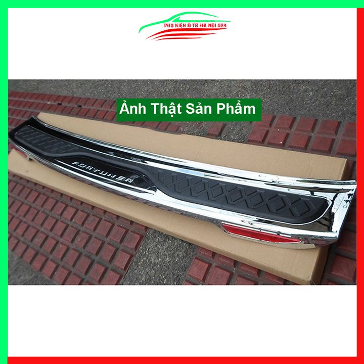 Ốp chống trầy cốp ngoài nhựa đen 3D Fortuner 2017-2022 phản quang dán cốp sau chống xước trang trí xe