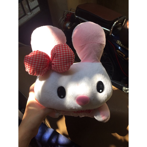 thỏ bông màu hồng đeo nơ như trong hello kitty rất xinh xắn