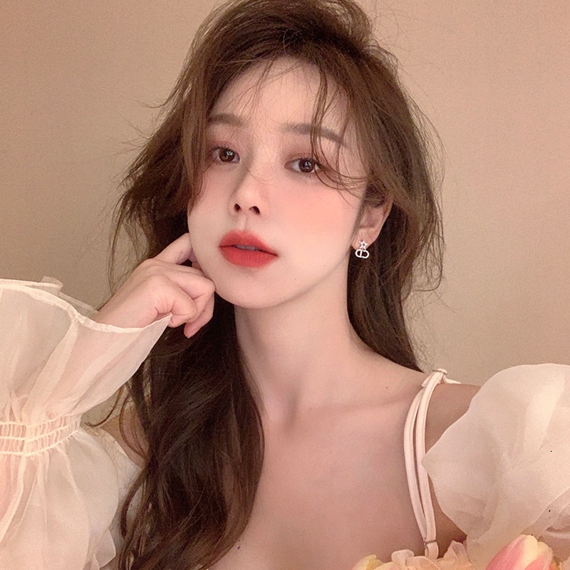 Khuyên Tai Hình Chữ Cái Phong Cách Thời Trang 2022