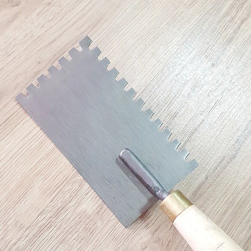 Bay Xây Vuông Lưỡi Thép 9x16,5cm Rãnh Răng Vuông 2 Cạnh 7x7x5mm Cán Gỗ