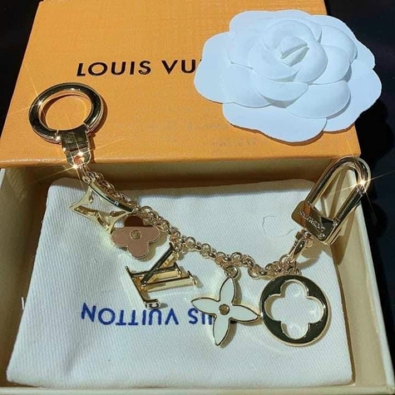 Phụ kiện treo túi charm Xích Lv dập logo đầy đủ