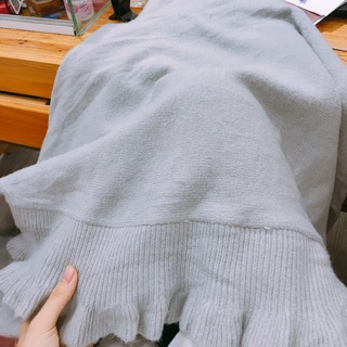 Áo len ghi và đỏ của Triệu Mai