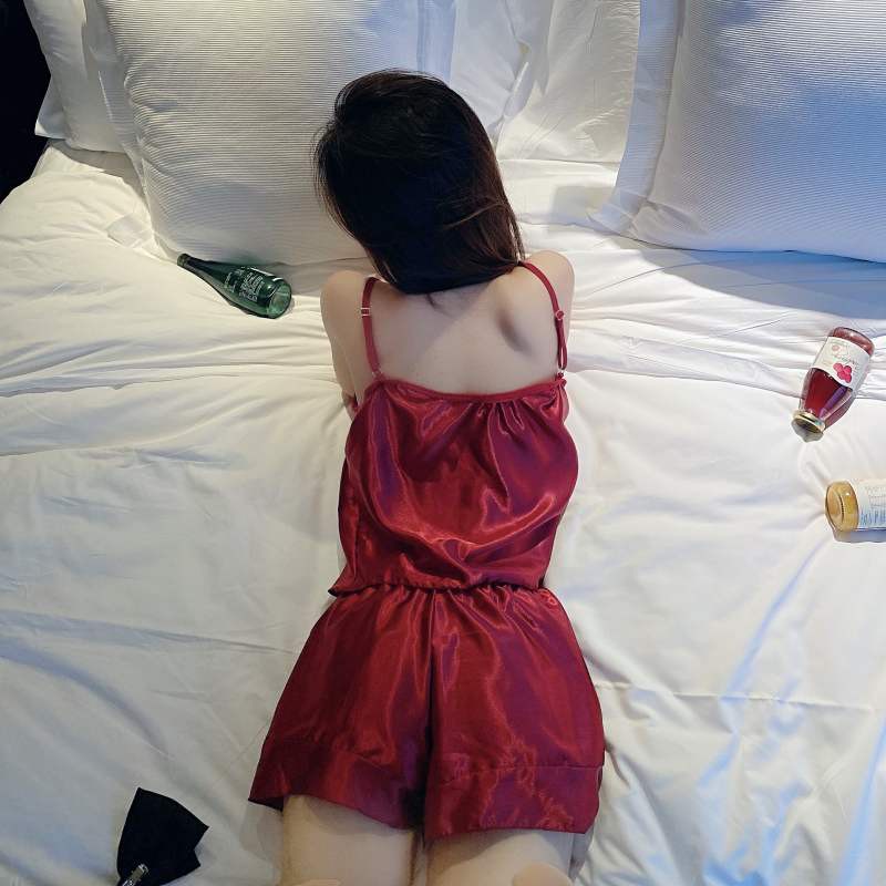 Bộ đồ ngủ áo 2 dây cổ V phi bóng đỏ nữ + quần short ngắn đỏ ulzzang