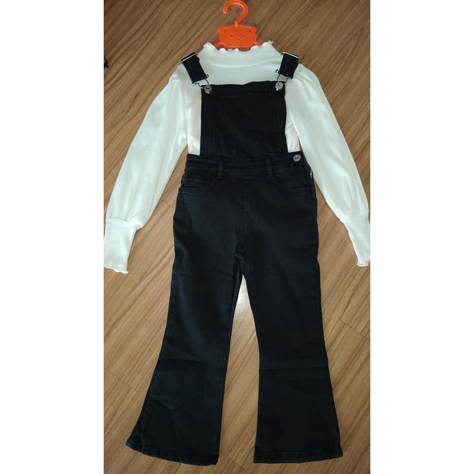 Yếm bò dư xịn Zara màu đen cho bé gái dòng đại, chất bò mềm mặc rất thích. Mẫu mới nhất 2021 .Gía 290k