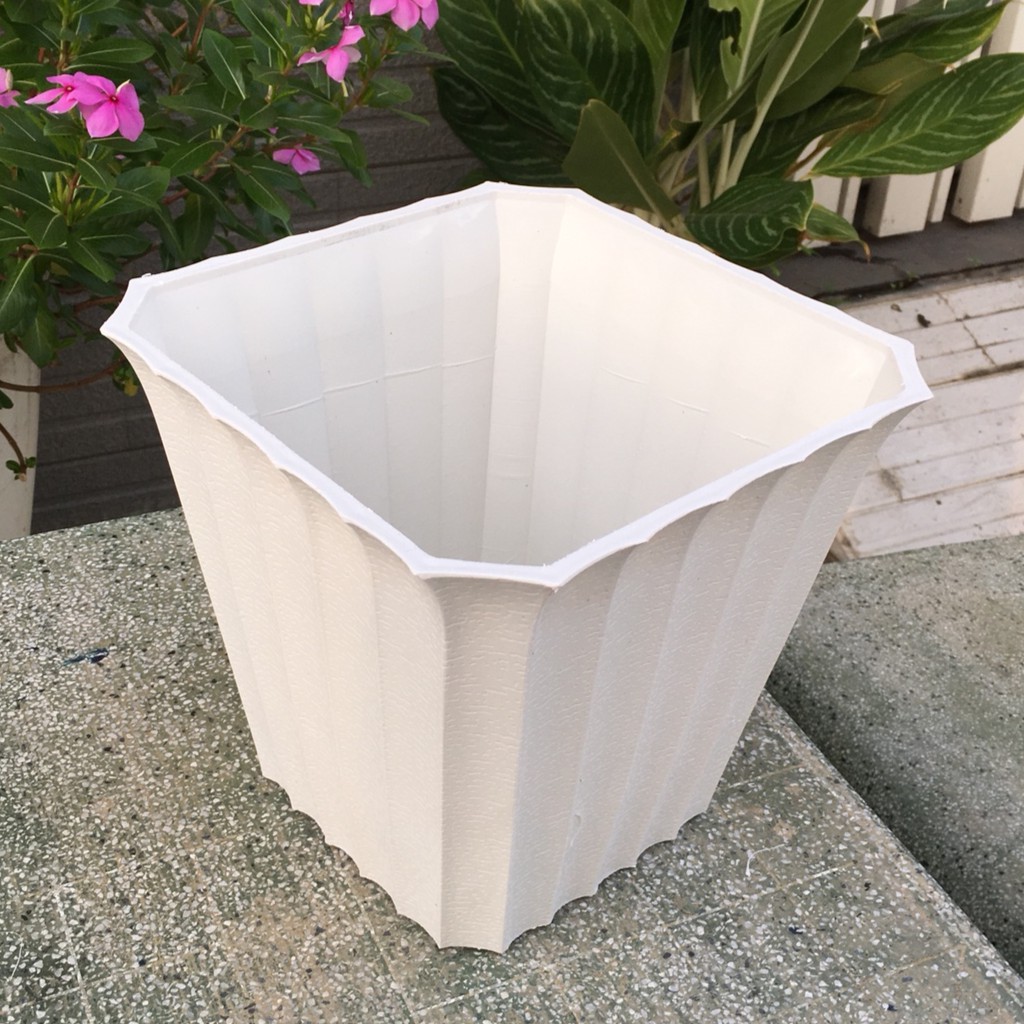 Bộ 2 chậu trồng hoa khía vuông màu trắng size 22x22x14cm