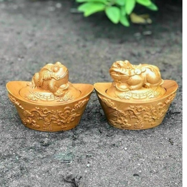 Thỏi vàng tì hưu và thỏi vàng thiền thừ để bàn thờ thần tài thổ địa . Bàn thờ cửa hàng kinh doanh buôn bán