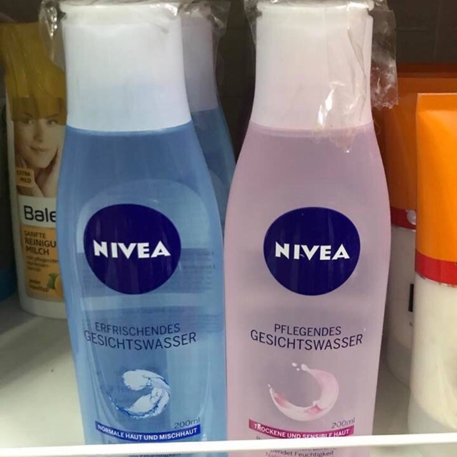 Nước hoa hồng Nivea . Shop có sẵn 2 màu: Màu hồng : cho da khô và nhạy cảm Màu xanh: Cho da thường và da hỗn hợp, da dầu