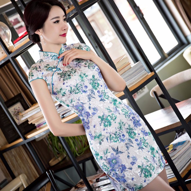 Sườn xám vải gấm dài tới gối