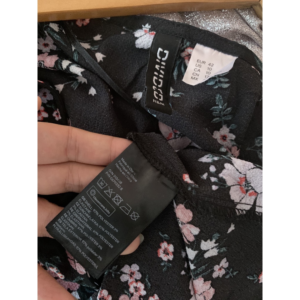 Đầm hoa đắp chéo hiệu H&M
