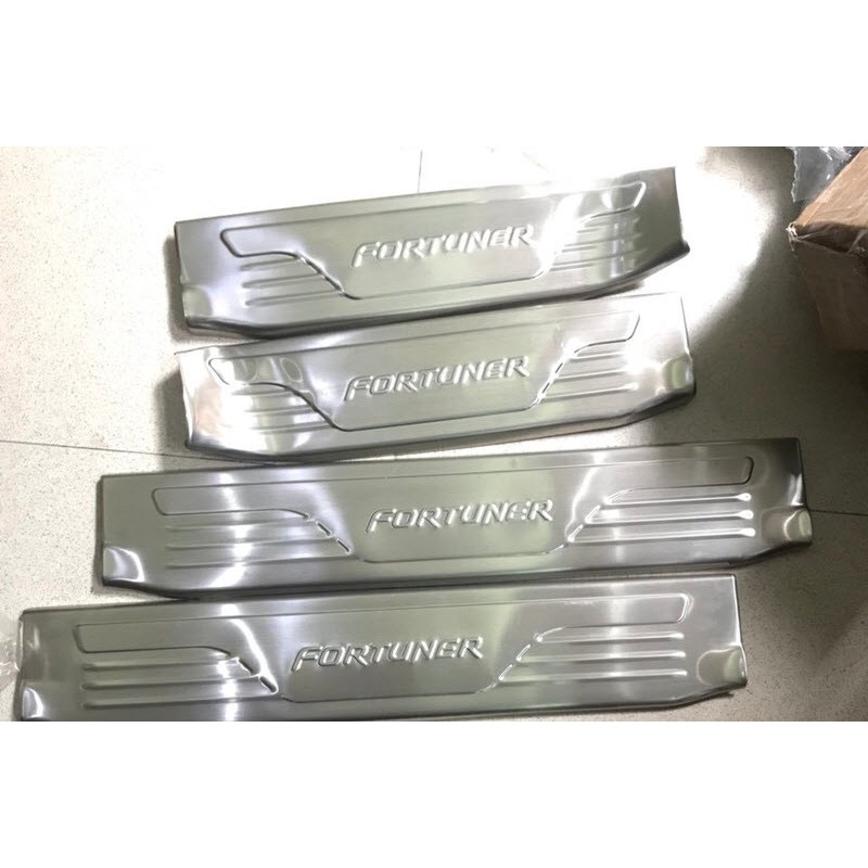 Bộ Ốp bậc cửa-Nẹp bước chân Toyota Fortuner 2017-2022– INOX(hàng cao cấp)