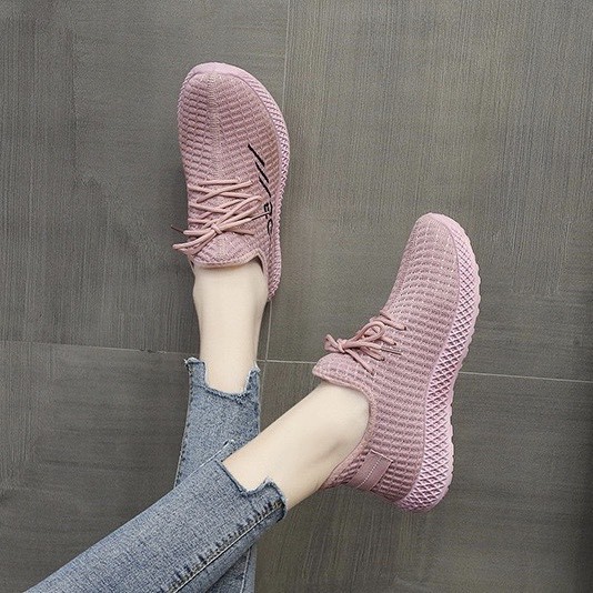 [Mã FAGREEN245 giảm 10% tối đa 30K đơn 99K] Giày thể thao nữ vải dệt in chữ MWC NUTT- 0469 | BigBuy360 - bigbuy360.vn