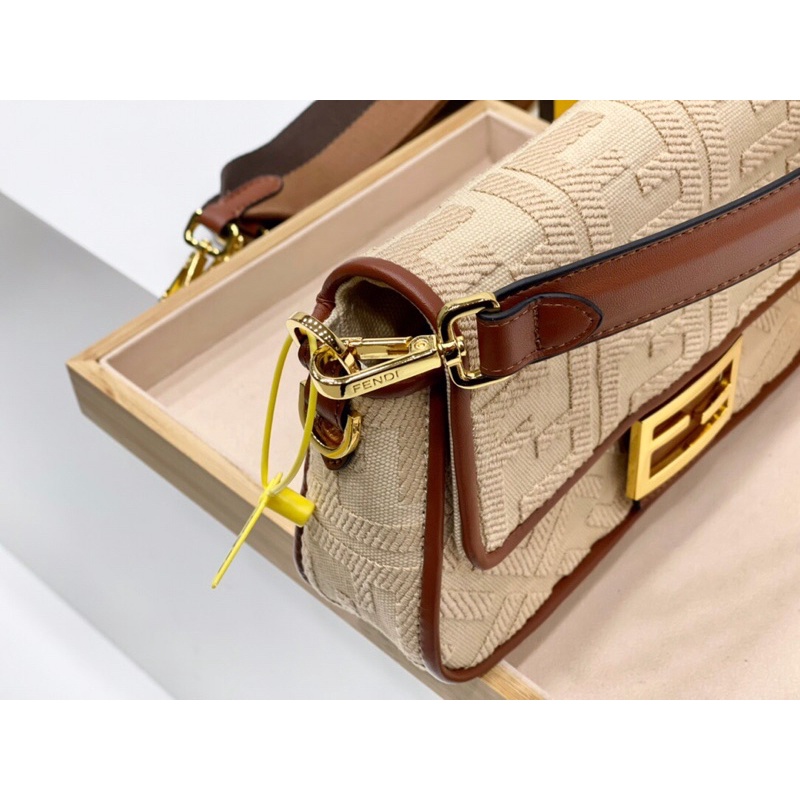 Túi xách Fendi size 25cm có nhiều màu rất đẹp