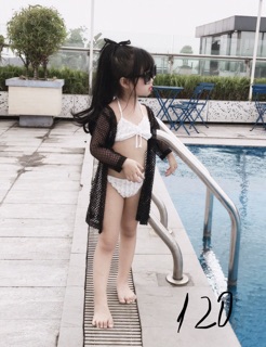 Bộ bikini bé gái kèm áo khoác.