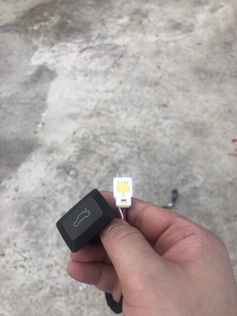 Nút mở cốp sau Mazda 3