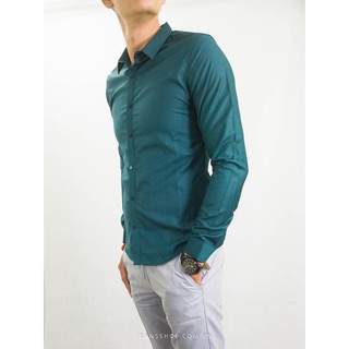 Áo sơ mi trơn xanh lá cây đậm.