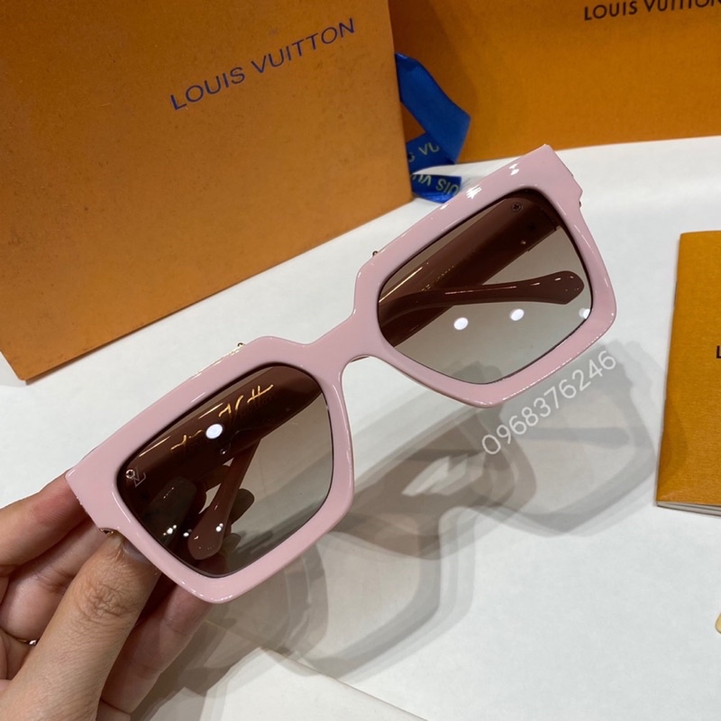 Kính LV hồng dáng vuông, thiết kế phong cách hiện đại,trẻ trung,sang trọng. Mắt chống UV400