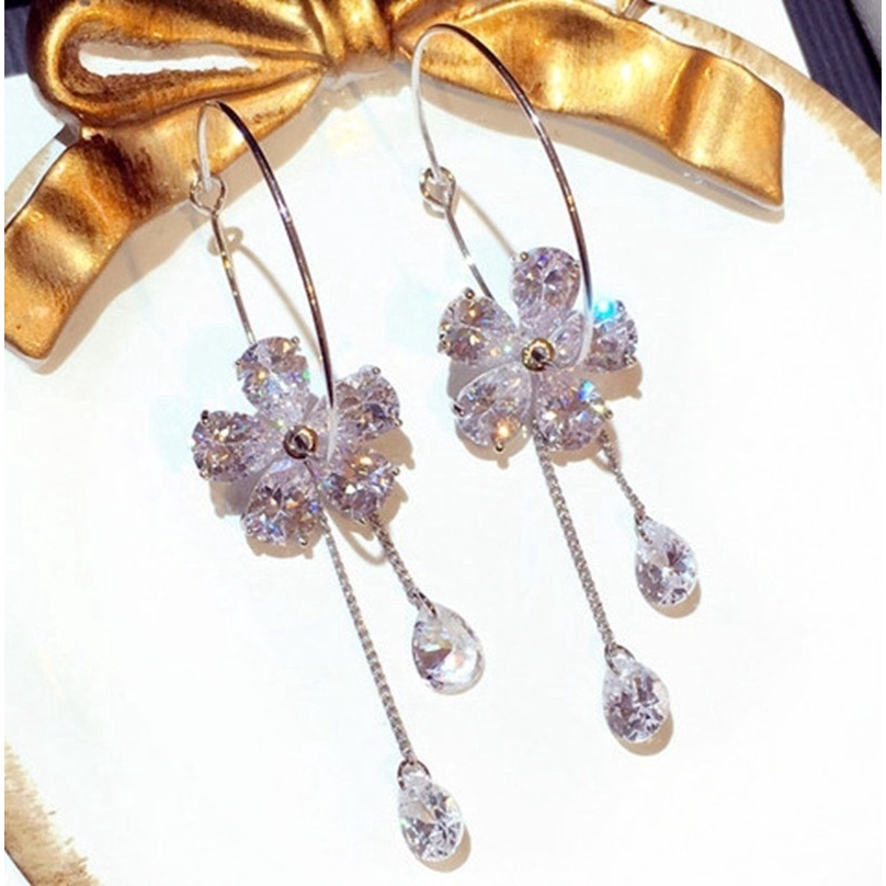 Đôi bông tai dài khắc họa tiết thời trang cho nữ