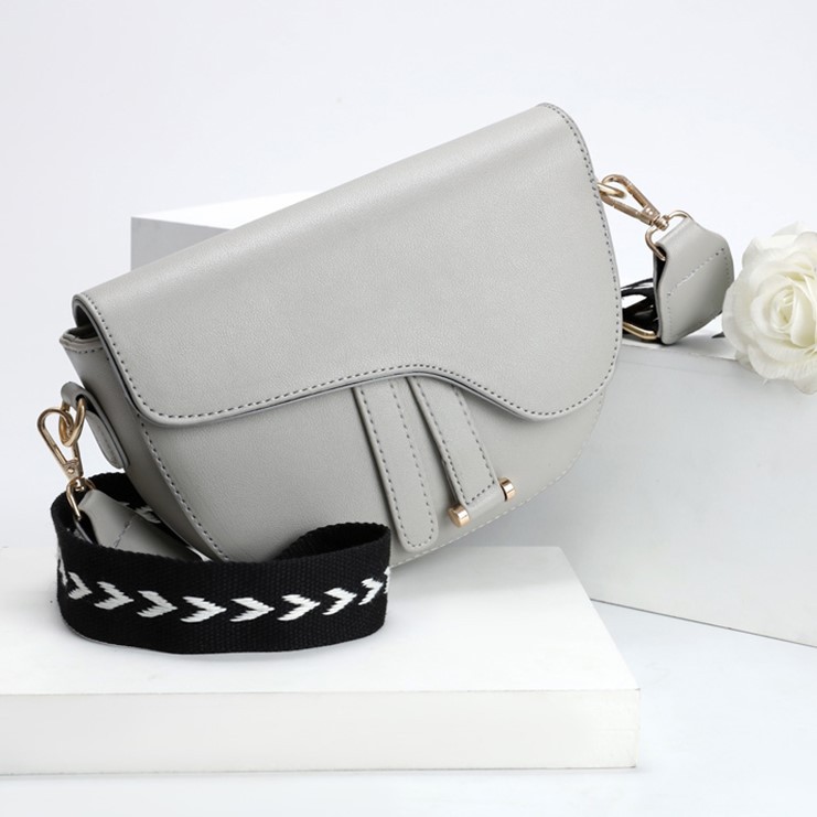 Túi xách nữ, túi đeo chéo hình yên ngựa thời trang cá tính dây đeo bản to DC10 - Túi xách Chip Xinh | BigBuy360 - bigbuy360.vn