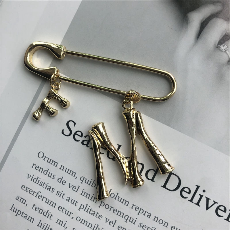 Ghim Cài Áo Hình Chữ M 22317 Phong Cách Hàn Quốc