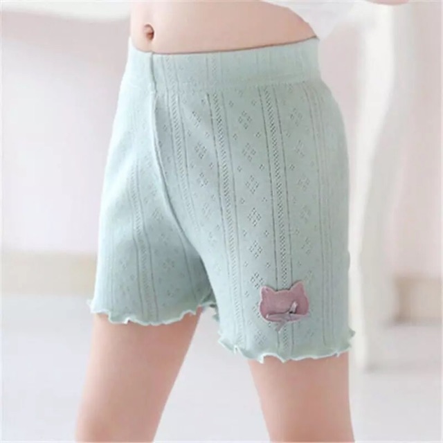Quần mặc trong váy bé gái
