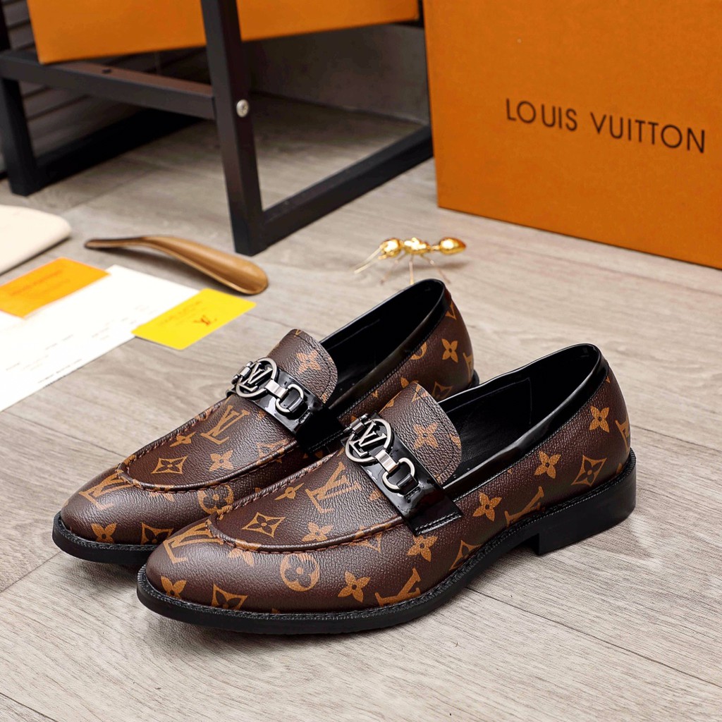 Giày lười mũi nhọn nam da thật Louis Vuitton LV thiết kế họa tiết thương hiệu kinh điển mang đến vẻ cao cấp, sang trọng