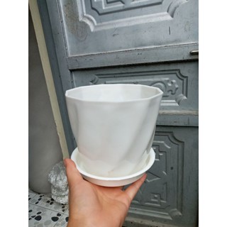 chậu nhựa trắng đẹp kèm đĩa đường kính 16cm cao 14cm