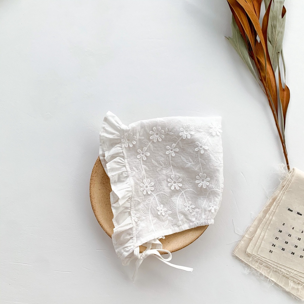 Bộ áo liền quần hoa ren màu trắng và mũ hoạ xinh xắn cho trẻ sơ sinh